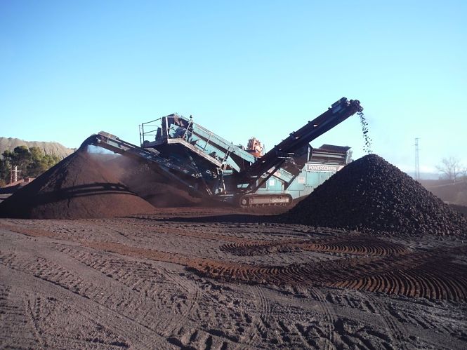 Trabajo con maquinaria en las minas de hierro de Alquife, en imagen de archivo (MINAS DE ALQUIFE S.L.U.)