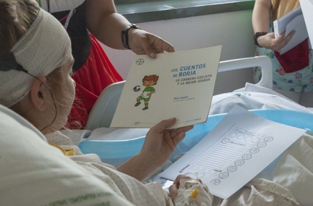 Entrega de libros a una niñaa que se encuentra hospitalizada (HUSC) Entrega de libros a una niñaa que se encuentra hospitalizada (HUSC)