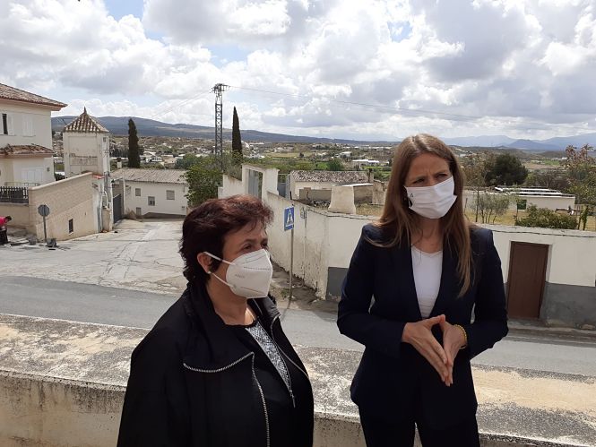 Virginia Fernández junto a la alcaldesa de Huéscar (JUNTA)