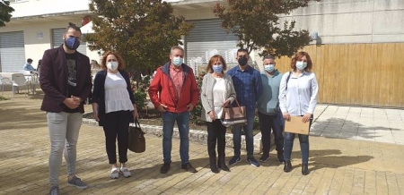 Cargos públicos y de la dirección provincial de IU apoya a la alcaldesa de Láchar, María Nieves López, en el centro, ante los juzgados de Santa Fe (AYUNTAMIENTO DE LÁCHAR)