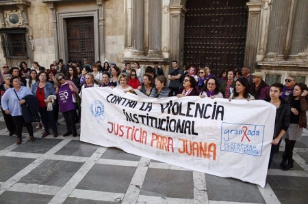 Imagen de archivo de una concentración en Granada por Juana Rivas a las puertas de la Real Chancillería, sede del TSJA. (JESÚS PRIETO - EUROPA PRESS) 