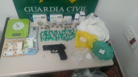 Material incautado en el punto de evnta de droga (GUARDIA CIVIL)