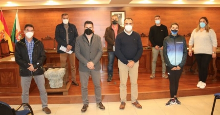 Foto de familia tras la firma del convenio (AYTO. ALHENDÍN)