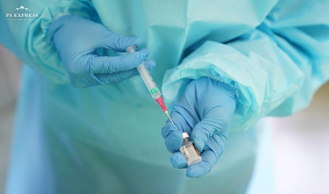 Un sanitario prepara una vacuna (JUNTA DE ANDALUCÍA)