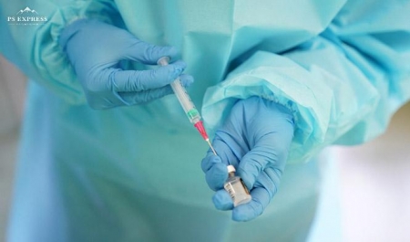 Un sanitario prepara una vacuna (JUNTA DE ANDALUCÍA)