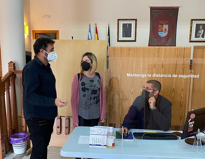 la concejala de Personal y Recursos Humanos de Vegas del Genil con los técnicos encargados de la bolsa de empleo (AYTO. VEGAS DEL GENIL)