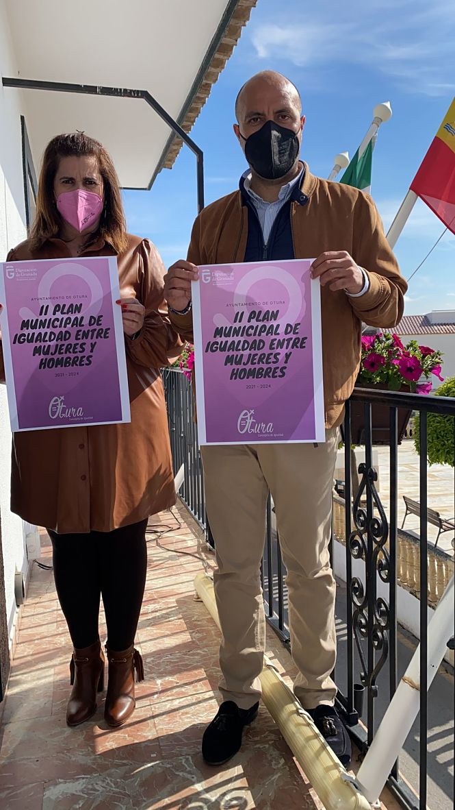 La concejala de Igualdad y el alcalde de Otura presentan el Plan de Igualdad (AYTO. OTURA)
