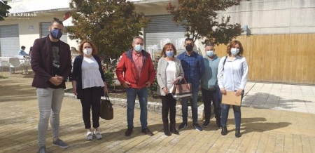 Cargos públicos y de la dirección provincial de IU apoyó a la alcaldesa de Láchar, María Nieves López, en el centro, ante los juzgados de Santa Fe (AYUNTAMIENTO DE LÁCHAR)