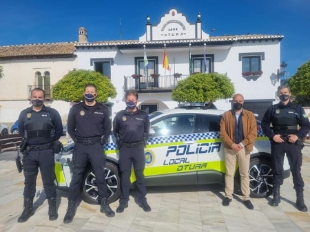 Presentación del primer vehículo híbrido en las puertas del Ayuntamiento de Otura (AYTO. OTURA)