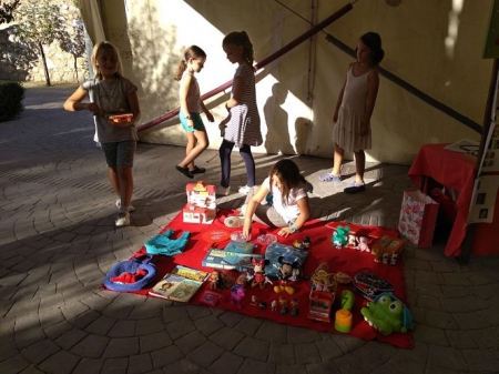 algunas de las niñas del colegio Miraflores de Monachil que participarán en el I Rastro Infantil del municipio (AYTO. MONACHIL)