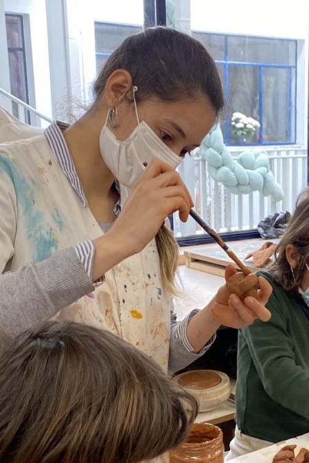 Alumna de cerámica de la Escuela de Arte de Granada (EAG)