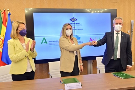Imagen de la firma del convenio (JUNTA)
