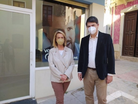 El diputado nacional del PP por Granada, Carlos Rojas, con la alcaldesa de Motril, Luisa García Chamorro (PP GRANADA)