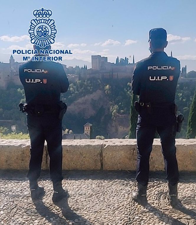 La Policía Nacional en el Albaicín (POLICÍA NACIONAL) 