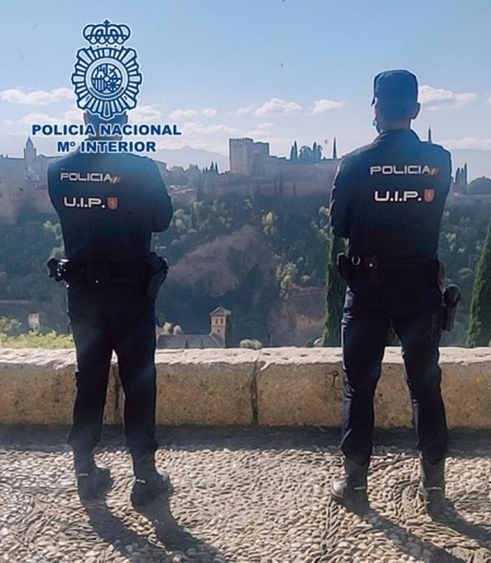 La Policía Nacional en el Albaicín (POLICÍA NACIONAL) 