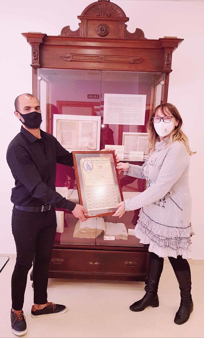 Imagen de la entrega del documento (AYTO. GUADIX)