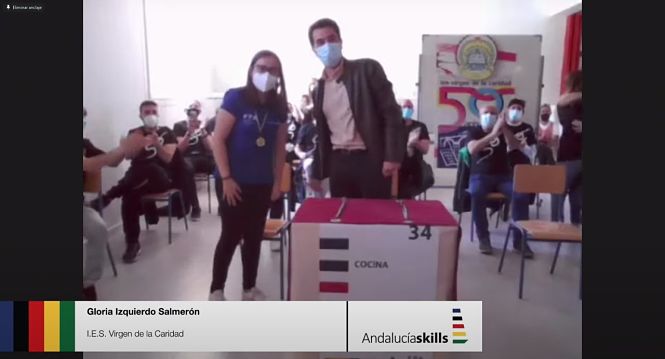 La granadina Gloria Izqueirdo recibe su galardón (JUNTA)