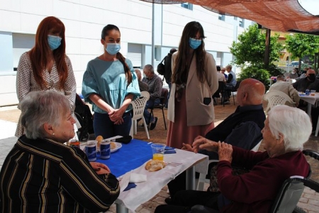 Visita de las Concejalas a la Residencia `Santiago Carrillo` (AYTO. MARACENA) 