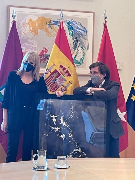 Mar Aragón y el alcalde de Madrid, junto al cuadro (CEDIDA MAR ARAGÓN) 