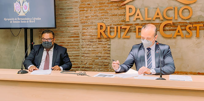 Momento de la firma del convenio (COFRADIAS DE MOITRIL)