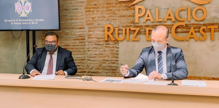 Momento de la firma del convenio (COFRADIAS DE MOITRIL)