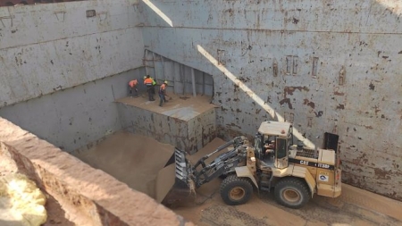 Bodega del buque donde ha llegado el trigo (PUERTO DE MOTRIL)