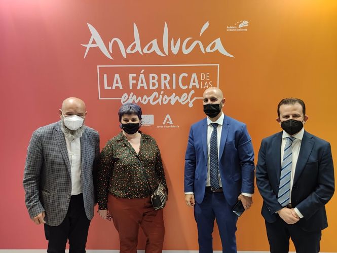 Delegación de turismo de Almuñécar y representantes de Logitravel en Fitur (AYUNTAMIENTO DE ALMUÑÉCAR) 