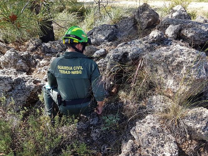Un agente del TEDAX en el lugar donde fue encontrado el proyectil (GUARDIA CIVIL)