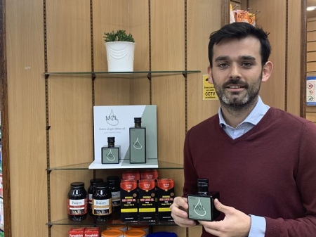 Alberto Díaz y el aceite montefrieño que se vende en las farmacias del Reino Unido (AYTO. MONTEFRIO)