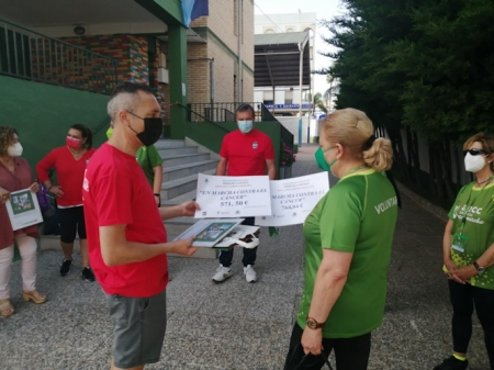 Imagen de la entrega del cheque (AYTO. ALMUÑÉCAR)