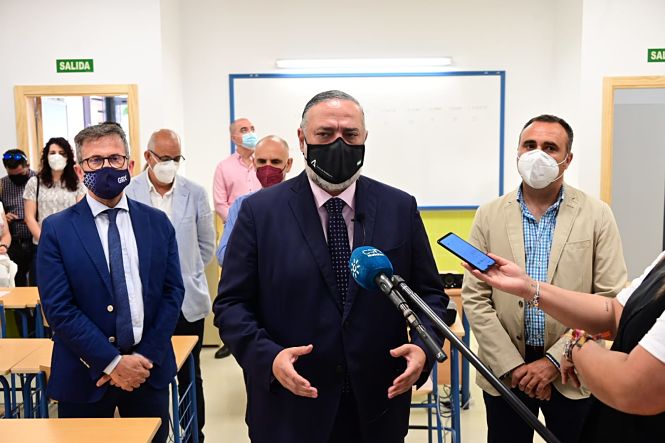 El Delegado del Gobierno, Pablo García ha visitado el IES Alhendín (JUNTA)