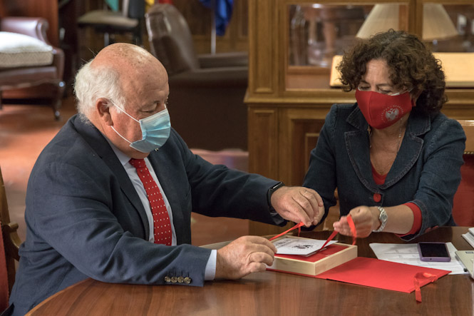 Imagen de la reunión entre Jesús Aguirre y Pilar Aranda (UGR)