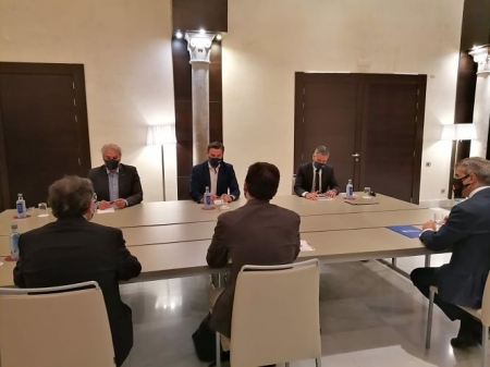 El alcalde de Granada, Luis Salvador, en el centro en la imagen, en la reunión con el PP en el ecuador del mandato municipal, el pasado viernes (CS)