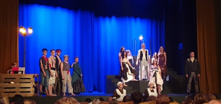 Estreno de la obra `La ópera de los tres centavos` (AYTO. CÚLLAR VEGA)