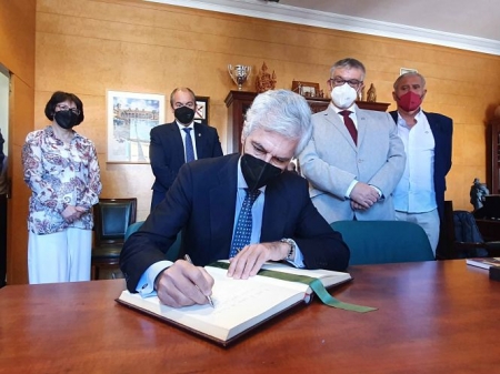 Adolfo Suárez Illana ha firmado en el libro de honor de Guadix (AYTO. GUADIX) 