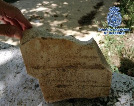 Piedra con la que fue golpeada una víctima (POLICÍA NACIONAL) 