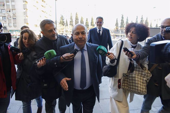 El exalcalde de Granada José Torres Hurtado, llegando al macrojuicio por el caso Serrallo, en el que salió absuelto (ÁLEX CÁMARA - EUROPA PRESS) 