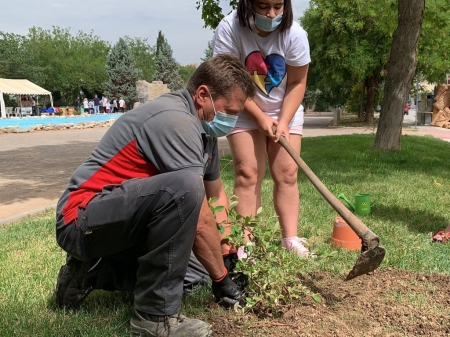 Una niña plantando un árbol (AYTO. MARACENA)