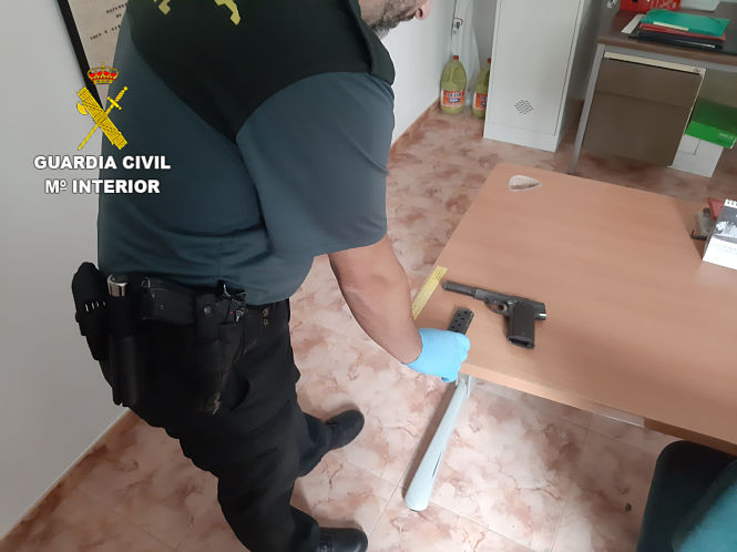 Un agente de la Guardia CIvil con la pistola incautada (GUARDIA CIVIL)