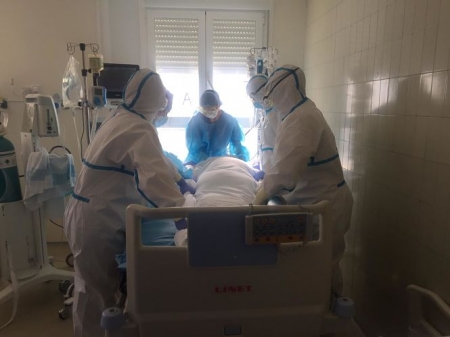 Un paciente con COVID-19 sometido a ventilación mecánica en la UCI (UGR) Un paciente con COVID-19 sometido a ventilación mecánica en la UCI (UGR)