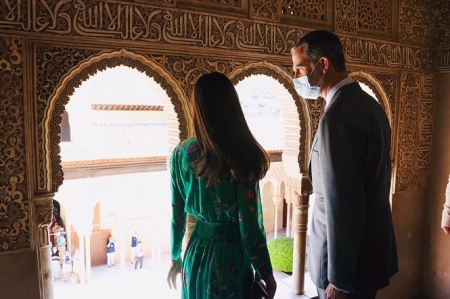 Los Reyes Felipe y Letizia, contemplando la exposición `Odaliscas. De Ingres a Picasso` (JUNTA DE ANDALUCÍA) 