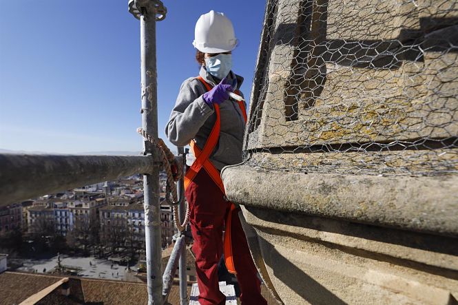 Operarios interviniendo y reparando los pináculos y zonas afectadas de la Catedral de Granada (ÁLEX CÁMARA / EUROPA PRESS) 