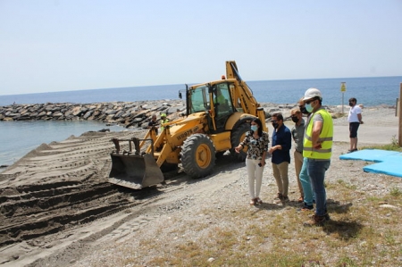 La Subdelegada del Gobierno, Inmaculada López Calahorro, ha visitado Playa Velilla (SUBDELEGACIÓN) 