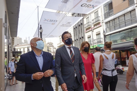 Luis Salvador ha visitado los toldos de la calle Reyes Católicos (JAVIER ALGARRA / AYUNTAMIENTO)