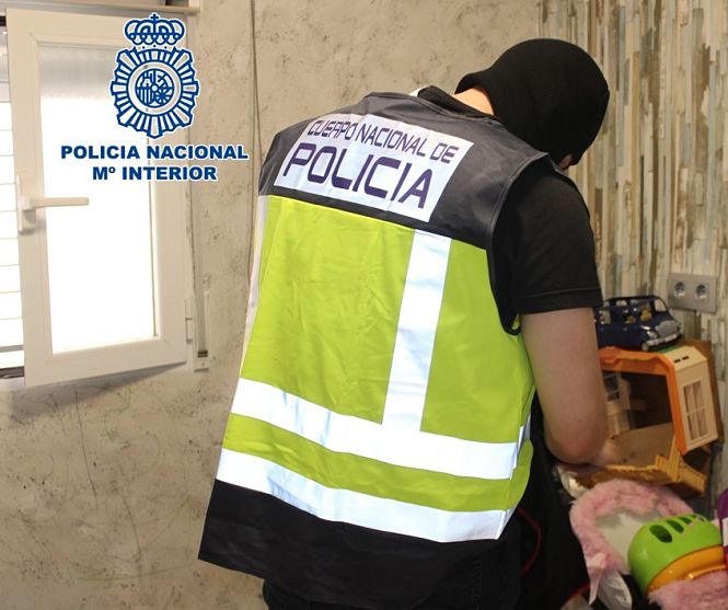 Un agente de policía durante uno de los registros (POLICÍA NACIONAL)