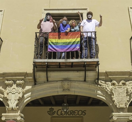 Bandera arcoiris en la oficina de Correos de Guadix (CORREOS) 
