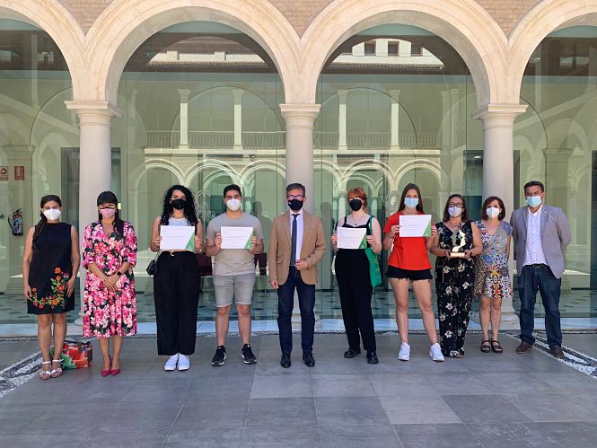 Recibimiento a los alumnos que han participado en el torneo de debate (JUNTA)