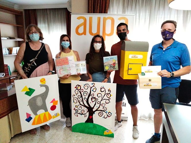 scolares montefrieños preparando los cuadros que han donado a AUPA, y de la entrega del material (AYTO. MONTEFRIO)