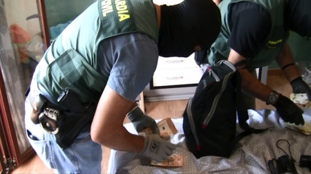 Agentes de la Guardia Civil con el dinero incautado (GUARDIA CIVIL) 