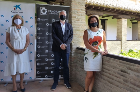 La presidenta de CajaGranada Fundación, María Elena Martín-Vivaldi; el director del Festival Internacional de Música y Danza de Granada, Antonio Moral; y la directora del Área de Negocio de CaixaBank en Granada, Mar Porcel (CAJAGRANADA FUNDACIÓN)